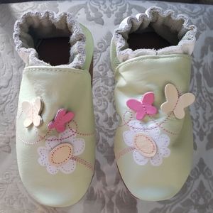 SOLD Robeez soft soles leather baby shoes